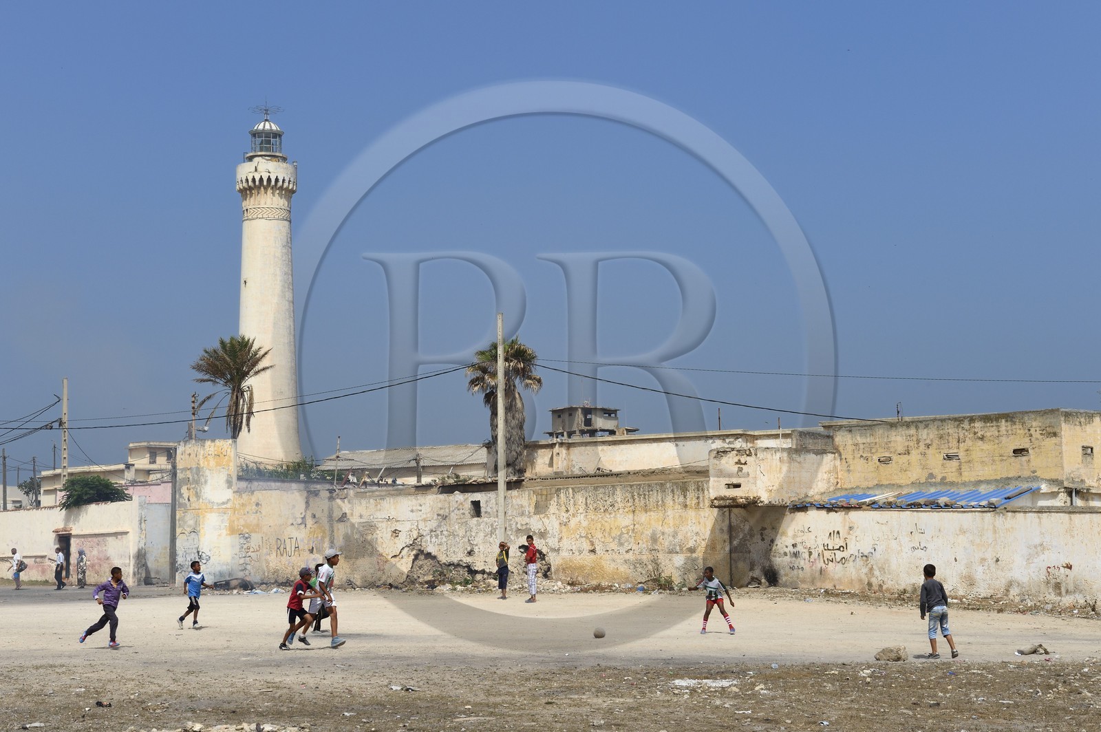 Maroc, Casablanca, enfant jouant au football dans le quartier populaire du phare d'El Hank