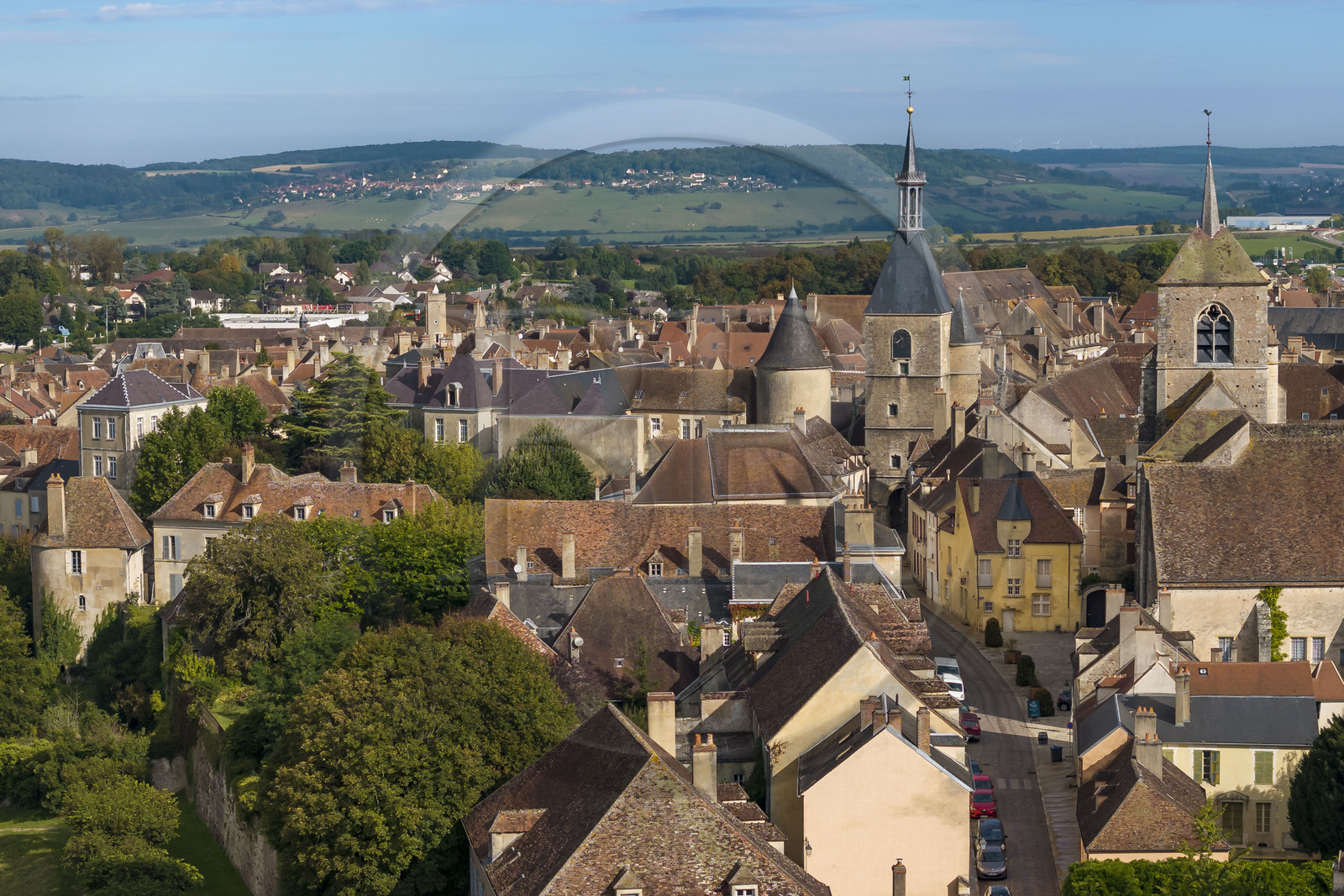 France, Yonne (89), parc naturel régional du Morvan, Avallon, la vieille ville, la tour de l'Horloge et l'église collégiale Saint-Lazare à droite (vue aérienne)