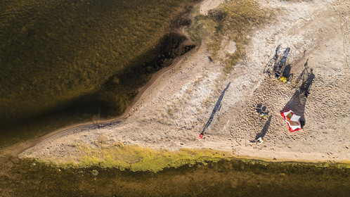 France, Maine-et-Loire (49), vallée de la Loire classée au Patrimoine Mondial par l'UNESCO, randonnée à bicyclette le long des berges de la Loire, campement pour la nuit sur un des bancs de sable formant des îles sur la Loire (vue aérienne)