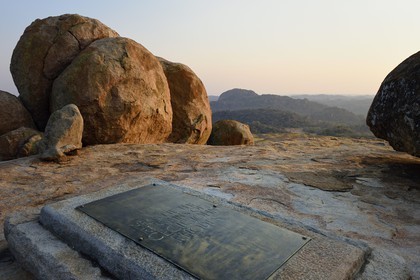 Zimbabwe, province de Matabeleland méridional, Matobo ou Matopos Hills National Park, classé Patrimoine Mondial de l'UNESCO, formations rocheuses sur la colline de Malindidzimu (demeure des esprits bienveillants) au sommet de View of the World où est enterré Cecil Rhodes, sa tombe
