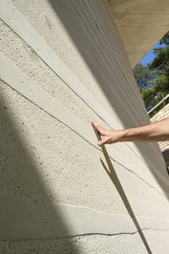 France, Dordogne (24), Montignac, chantier du futur Centre International de l'Art pariétal de Montignac-Lascaux (Lascaux 4) conçu par l'agence norvégienne d'architecture Snøhetta, les parois extérieures en béton brut sont veinées de couches lisses (dessin inversé pour les parois intérieures)