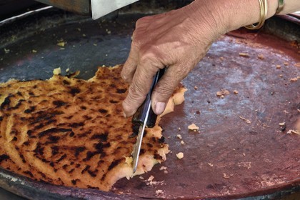 France, Var (83), Toulon, vente de la spécialité locale la Cade (galette de farine de pois chiches) sur le  Cours Lafayette