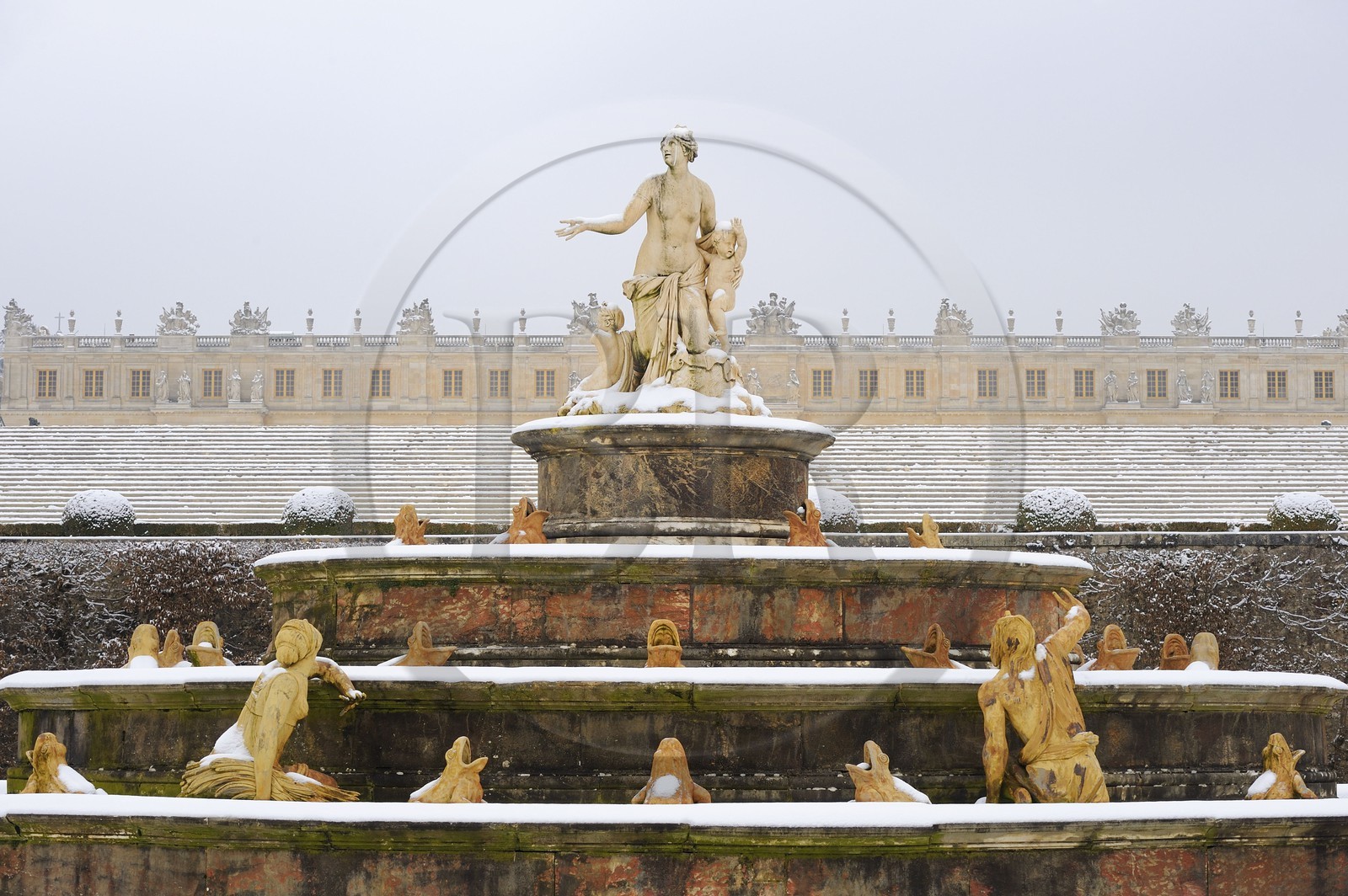 France, Yvelines (78), parc du château de Versailles sous la neige, classé Patrimoine Mondial de l'UNESCO, le Bassin de Latone