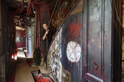 France, Rhône (69), Saint-Romain-au-Mont-d'Or, la Demeure du Chaos, l'œuvre d'art est basé sur la transformation sans fin de la maison du XVIIème siècle de l'artiste plasticien Thierry Ehrmann en une réplique de zone de guerre à l'image du monde présent, portrait de Thierry Ehrmann aussi président fondateur de Artprice et du Groupe Serveur