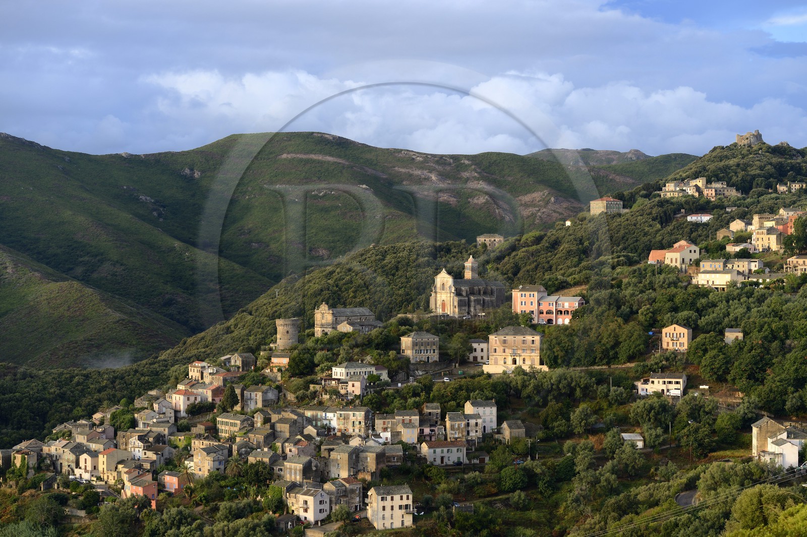 France, Haute-Corse (2B), Cap Corse, commune de Rogliano, village de Bettolacce (Bettulace) dominé par la tour génoise ronde della Parocchia, édifice fortifié du XVème siècle