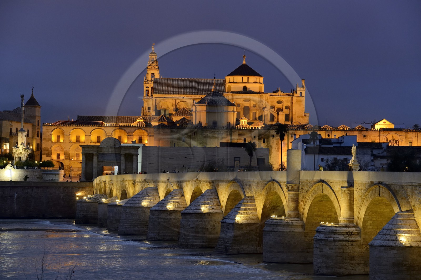 Espagne, Andalousie, Cordoue, centre historique classé Patrimoine Mondial de l'UNESCO, le pont romain sur le Guadalquivir du Ier siècle avant JC et la mosquée cathédrale