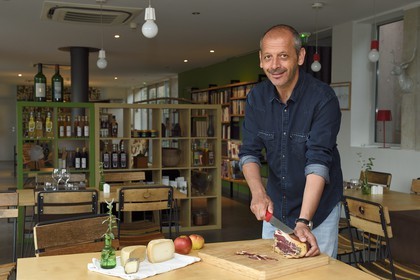 France, Corse-du-Sud (2A), Vallée du Prunelli, Bastelica, Boutique Hotel Artemisia, son directeur Christophe Gandon déguste un jambon pays accompagné de produits locaux, pomme, fromages de chèvre et brebis
