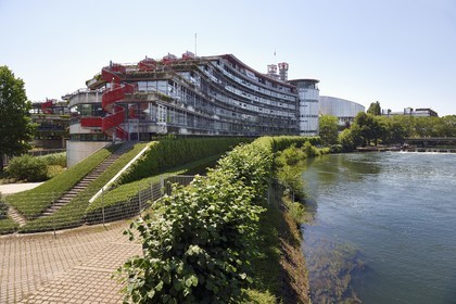 France, Bas-Rhin (67), Strasbourg, quartier européen, arrière du batiment de la Cour européenne des droits de l'homme conçu par les architectes Richard Rogers Partnership et Claude Bucher