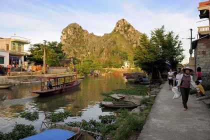 Vietnam, province de Ninh Binh, village insulaire de Kenh Ga entouré de montagnes karstiques