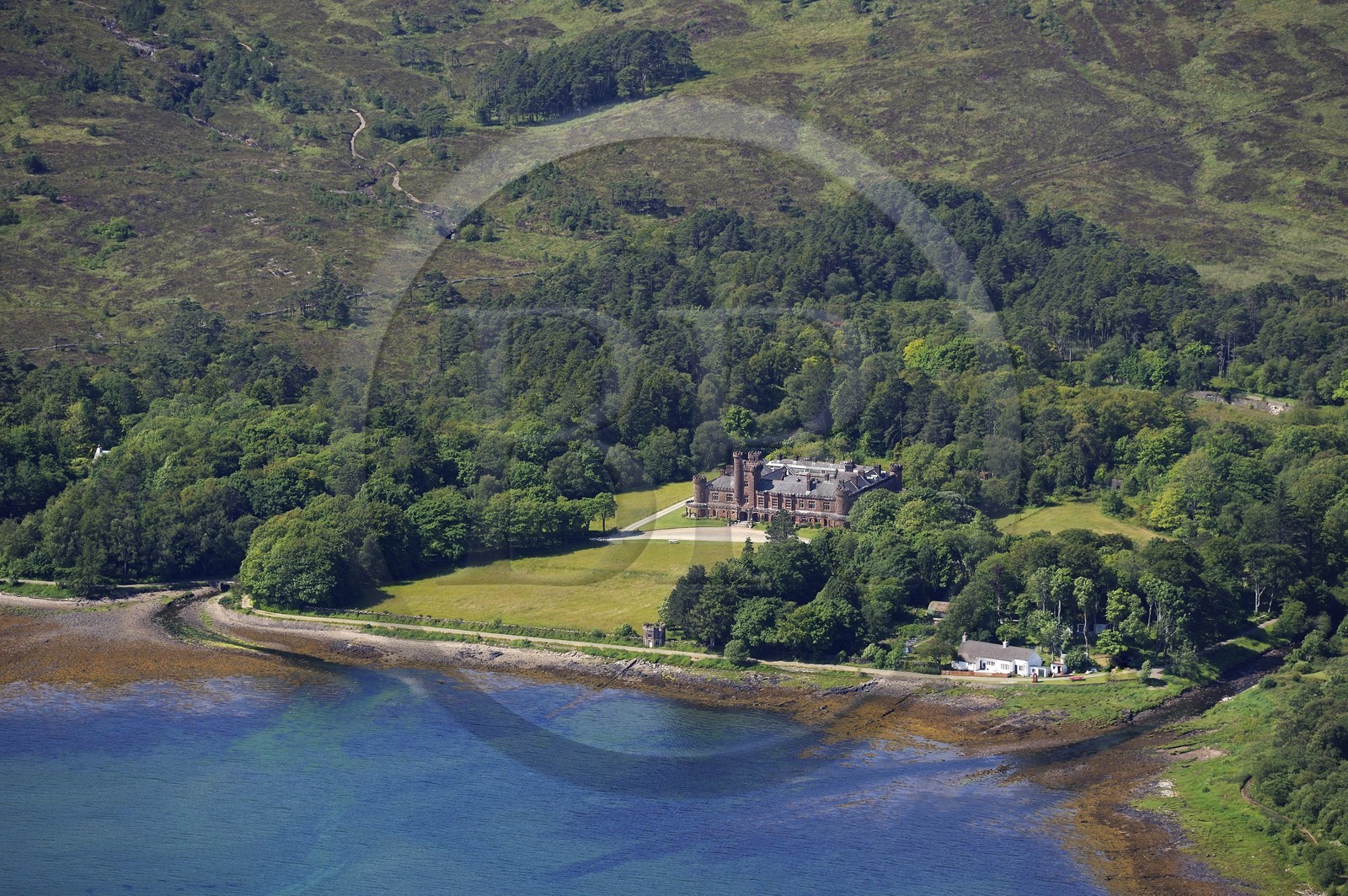 Royaume-Uni, Ecosse, Highland, Hébrides intérieures, Ile de Rum, Kinloch Castle fut construit par le industriel millionnaire John Bullough en 1900  (vue aérienne)