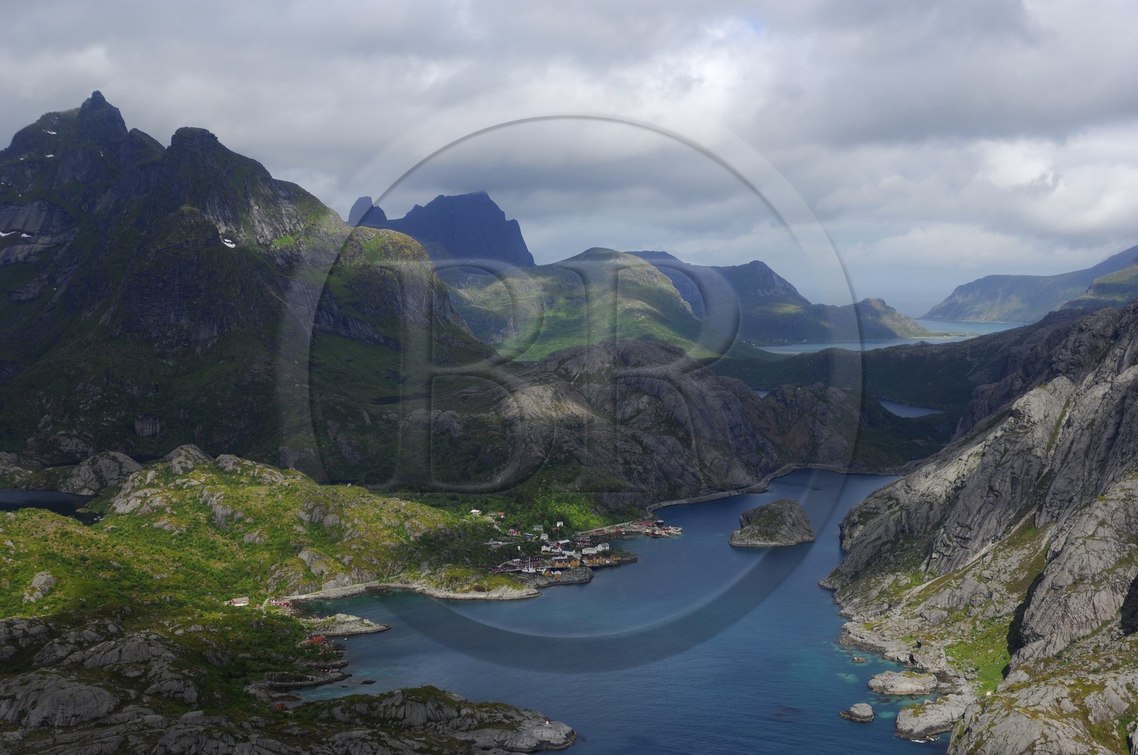 Norvège, Nordland, Iles Lofoten, Ile de Flakstad, village et port de Nussfjord (vue aérienne)