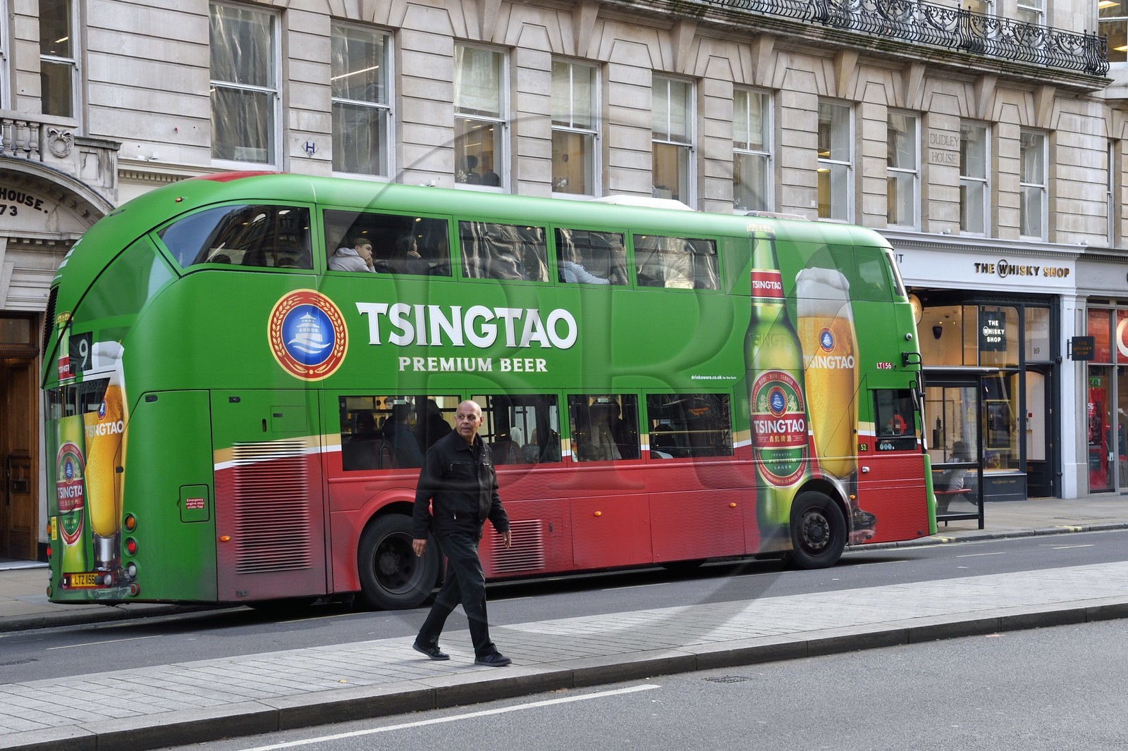 Royaume-Uni, Londres, Piccadilly, bus à impériale portant une publicité pour la bière Tsingtao