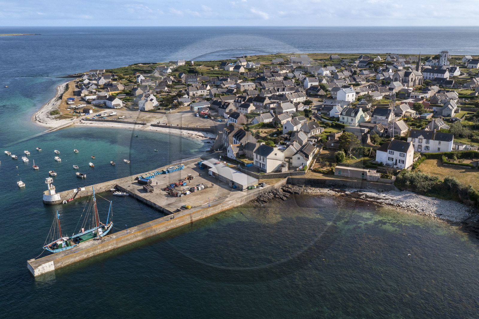 France, Finistère (29), Mer d'Iroise, archipel de Molène, Ile de Molène, le bourg et le navire Notre-Dame de Rumengol ancienne gabare à quai dans le port (vue aérienne)