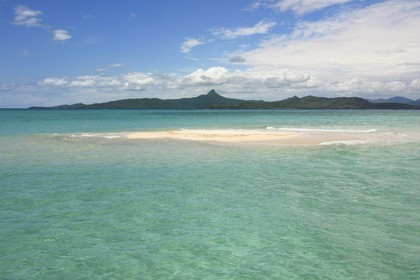 France, Ile de Mayotte, Grande-Terre, M'Tsamoudou, ilot de sable blanc sur le récif de corail dans la lagune face à la pointe Saziley