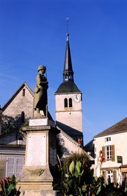 France, Haute-Marne (52), Arc-en-Barrois, Monument aux morts de la guerre 14-18 et l' église