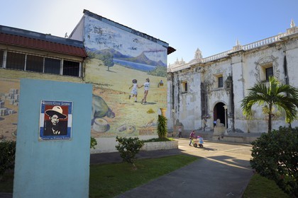 Nicaragua, Leon, parc des Héros et Martyres, à gauche le portrait du général Augusto Cesar Sandino et l'entrée latérale de la Cathédrale basilique royale de l'Assomption de la Bienheureuse Vierge Marie (Basilica Catedral de la Asuncion) classée Patrimoine Mondial de l'UNESCO