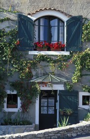 France, Vaucluse (84), Vénasque, labellisé Les Plus Beaux Villages de France, façade de maison