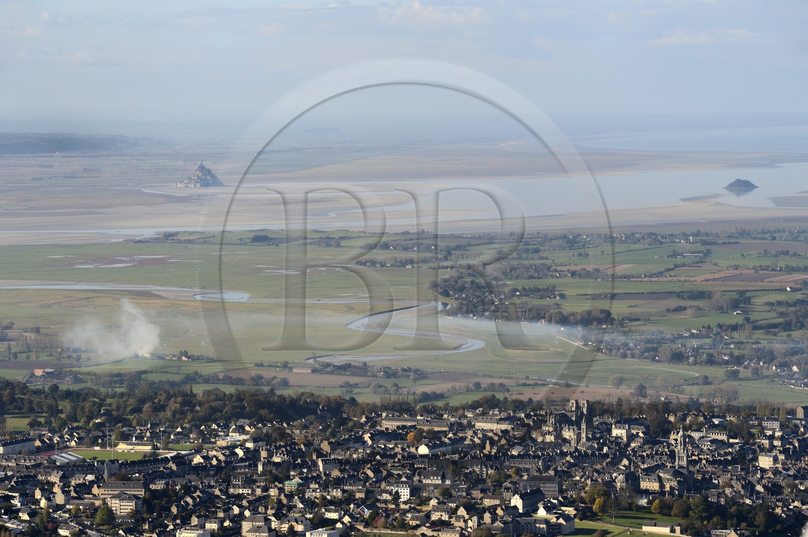 France, Manche (50), Baie du Mont-Saint-Michel, classée Patrimoine Mondial de l'UNESCO, le Mont-Saint-Michel à marée basse et la ville d'Avranches en premier plan (vue aérienne)