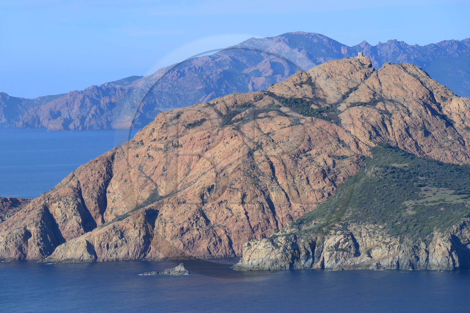 France, Corse-du-Sud (2A), Golfe de Porto, classé Patrimoine Mondial de l'UNESCO, le Capo Rosso et la Tour Génoise de Turghiu (Turghio) en arrière plan (vue aérienne)
