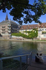 France, Bas-Rhin (67), Strasbourg, vieille ville classée Patrimoine Mondial de l'UNESCO, amoureux sur les bords de l'ill quai des Bateliers transformé en zone de rencontre réservée aux piétons et la cathédrale en arrière plan