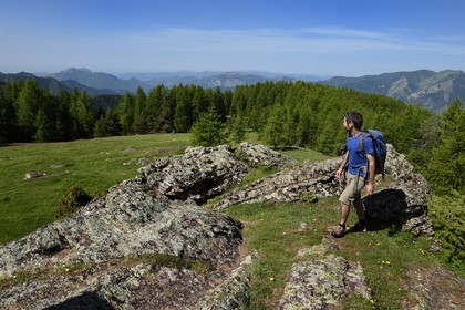 France, Alpes-Maritimes (06), parc national du Mercantour, Haute-Vésubie, vallon de la Gordolasque, vue vers le sud et la mer, le guide de randonnée Gabriel Rougerie au lieu dit Terre Rouge