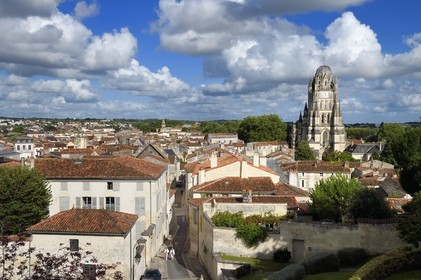 France, Charente-Maritime (17),  Saintonge, Saintes, la rue des jacobins dans la vieille ville et la cathédrale Saint-Pierre à droite, l'Abbaye aux Dames en arrière plan