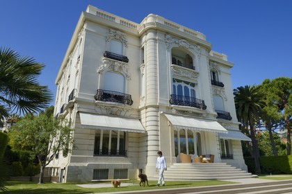 France, Alpes-Maritimes (06), Cannes, la villa La Californie où vécu Pablo Picasso, aujourd'hui renommé le Pavillon de Flore par Marina Picasso, Marina Picasso petite fille de Picasso en compagnie de ses chiens