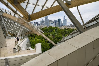 France, Paris (75), les immeubles de la Défense depuis la fondation Louis Vuitton de l'architecte Frank Gehry dans le Bois de Boulogne