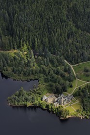 Royaume-Uni, Ecosse, Highland, Lochaber district, chateau Ardverikie construite dans le style écossais Baronial en 1870 sur les rives du Loch Laggan (vue aérienne)