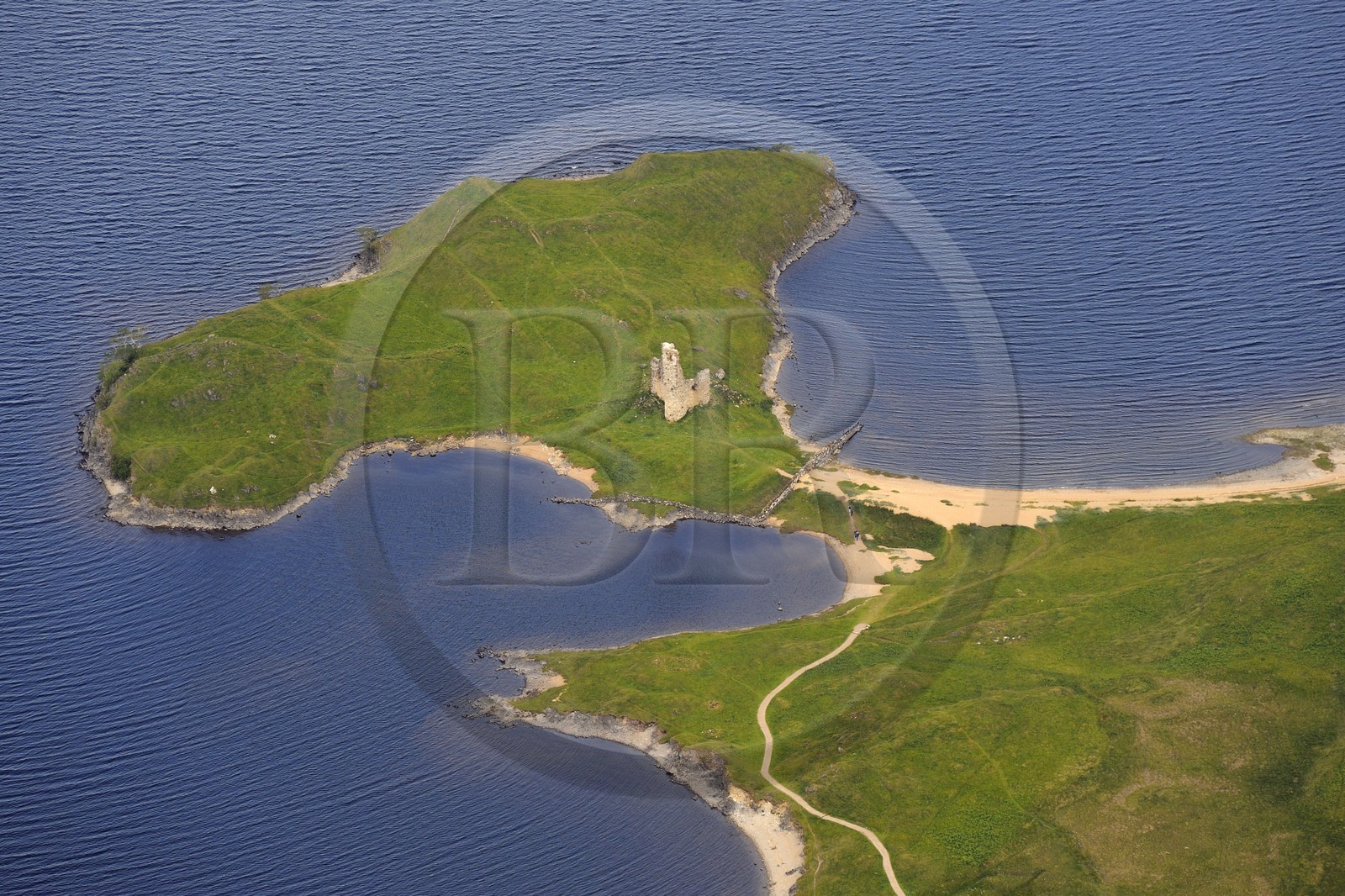 Royaume-Uni, Ecosse, Highland, Sutherland, Inchnadamph, Loch Assynt et ruines du château d'Ardvreck (vue aérienne)