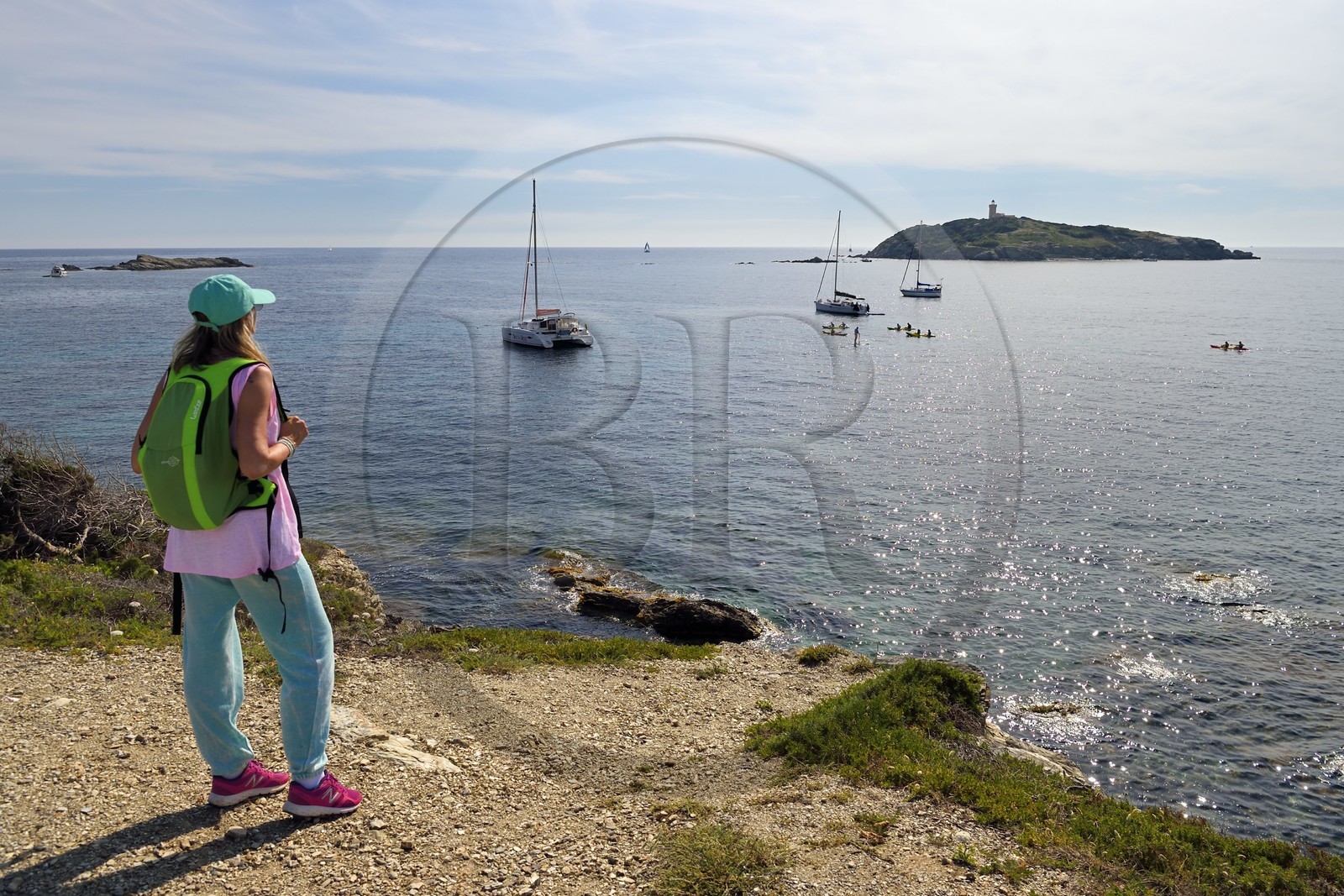 France, Var (83), Six-Fours-les-Plages, Ile des Embiez, randonneur à la pointe Saint-Pierre, l'Ile du Grand Rouveau en arrière plan