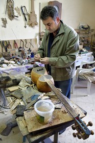 Azerbaïdjan, Sheki (Shaki), fabricant d'instrument à cordes traditionnelles, le luthier Mahir Valadov répare un tar (luth)