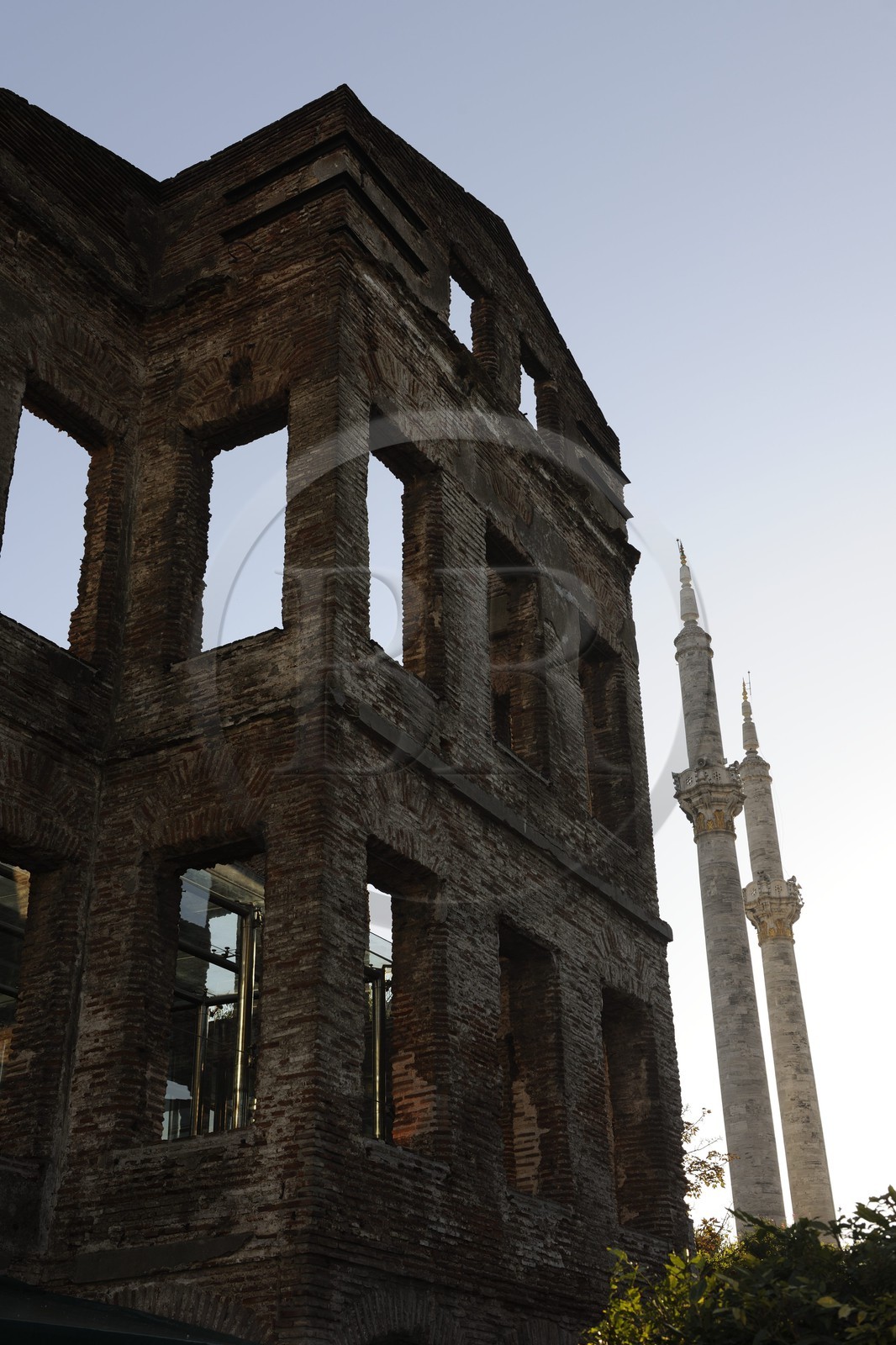 Turquie, Istanbul, Marmara Esma Sultan par le cabinet d'architectes GAD Global Architectural Development derrière la mosquée baroque d' Ortaköy au bord du Bosphore