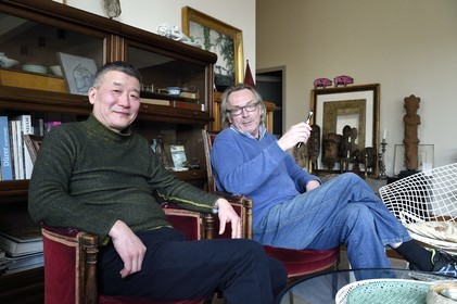 France, l'artiste peintre Xiaofan Ru dans son atelier des Lilas près de Paris en compagnie de l'artiste peintre Hans Bouman