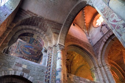 France, Haute-Loire (43), Brioude, la Basilique Saint-Julien de Brioude de style roman auvergnat, fresques du XIIIe siècle de la chapelle Saint Michel dans la tribune sud de l'avant-nef, Christ en gloire est entouré des quatre évangélistes, des anges et des saints