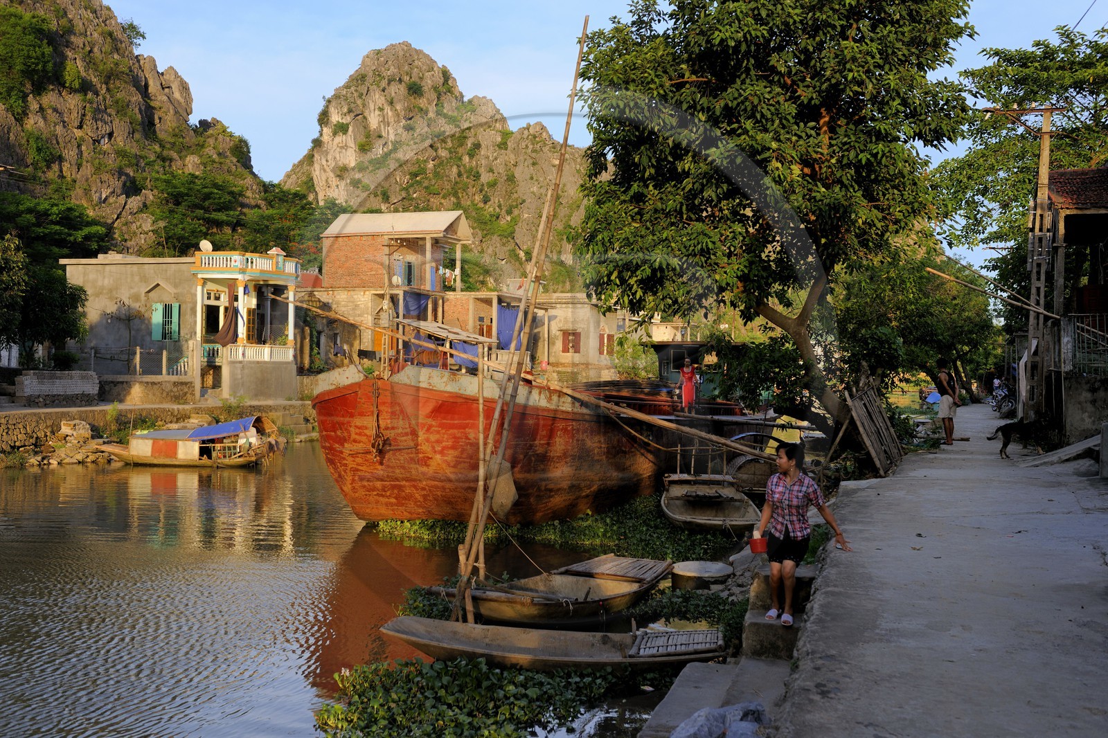 Vietnam, province de Ninh Binh, village insulaire de Kenh Ga entouré de montagnes karstiques