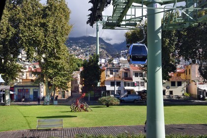 Portugal, Ile de Madère, Funchal, le télécabine qui relie le quartier historique dans la basse ville au jardin tropical dans les hauteurs