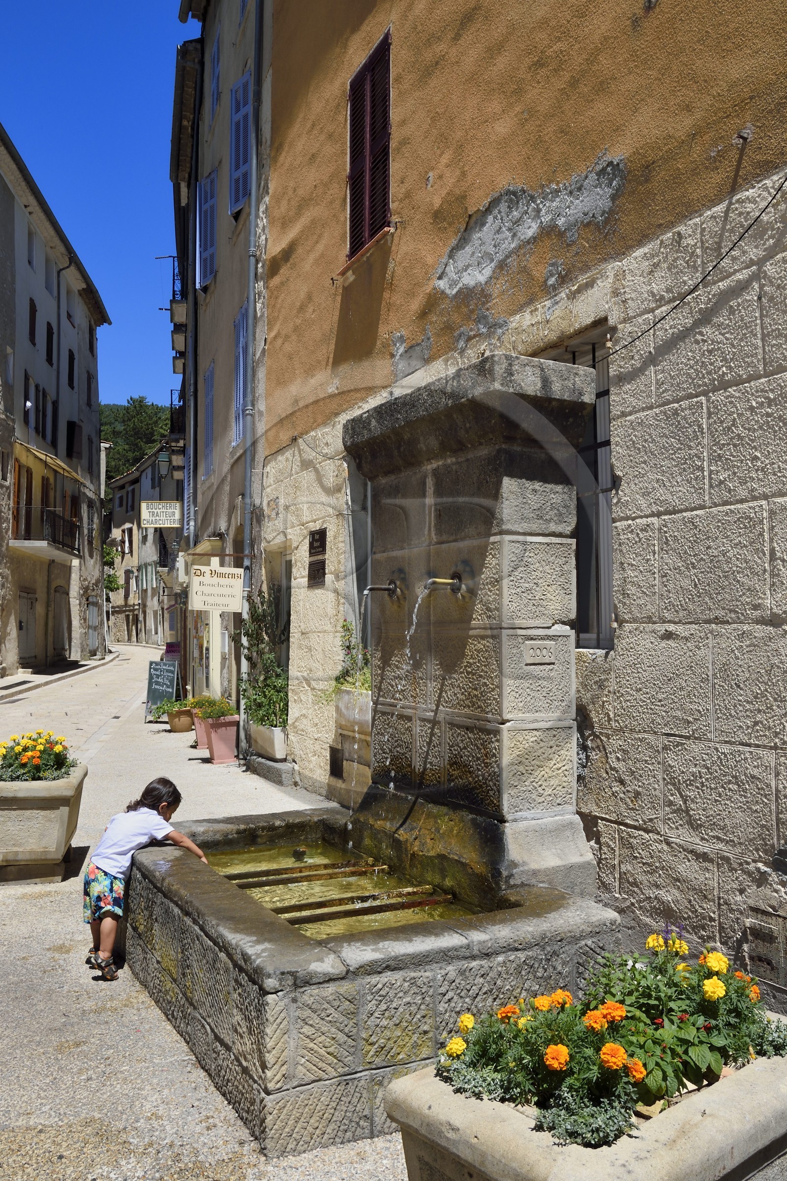 France, Alpes-de-Haute-Provence (04), Annot, fontaine à l'entrée du vieux bourg