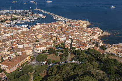France, Var (83), Saint-Tropez, la ville et son port (vue aérienne)