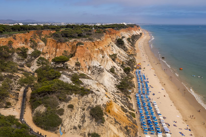 Portugal, Algarve, Olhos de Agua, la plage de Praia da Falésia surplombée par ses falaises rouges (vue aérienne)
