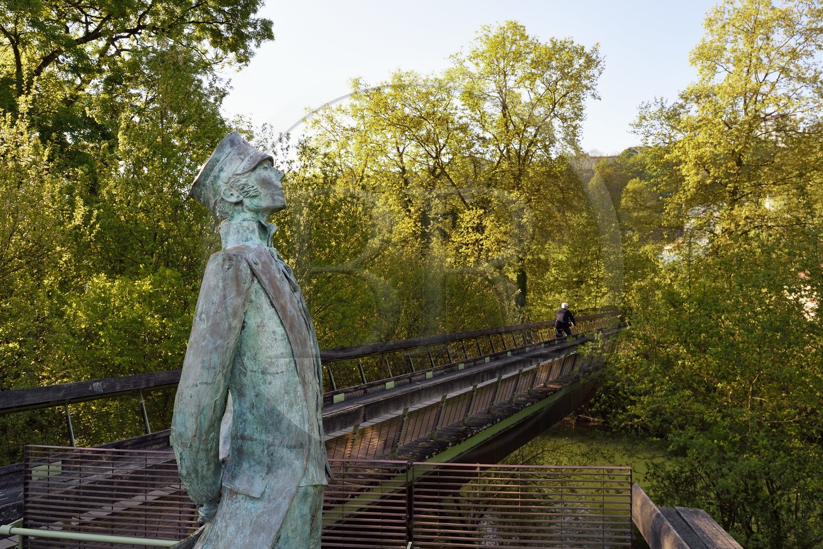 France, Charente (16), Angoulême, Corto Maltese, sculpture en bronze de Luc et Livio Benedetti, sur la passerelle Hugo Pratt au dessus de la Charente qui relie les batiments de la Cité internationale de la bande dessinée et de l’image (CIBDI)