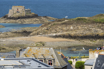 France, Ille-et-Vilaine (35), Côte d'Emeraude, Saint-Malo, le fort du Petit-Bé construit par Vauban et la statue du corsaire Robert Surcouf sur les remparts du jardin de la place du Québec