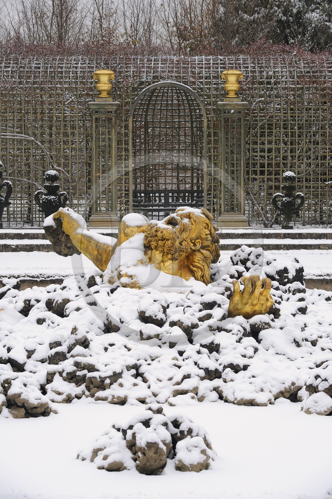 France, Yvelines (78), parc du château de Versailles sous la neige, classé Patrimoine Mondial de l'UNESCO, le Bosquet de l'Encelade oeuvre de Marsy