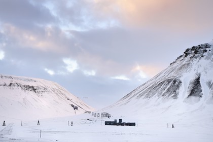 Norvège, Svalbard, Spitzberg, vallée de Adventdalen vers Longyearbyen, mines de charbon abandonnées