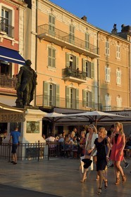 France, Var (83), Saint-Tropez, statue du vice-amiral Suffren et façade de l'hôtel Sube quai de Suffren