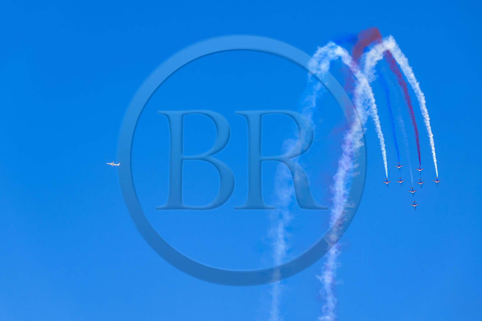 France, Bouches-du-Rhône (13), Salon-de-Provence, base aerienne 701, base de la Patrouille de France (PAF pour Patrouille acrobatique de France) de l'Armée de l'air et de l'espace française, les avions Alphajet volent en formation Rafale en effectuant un looping, un avion de ligne vol dans le ciel en arrière plan