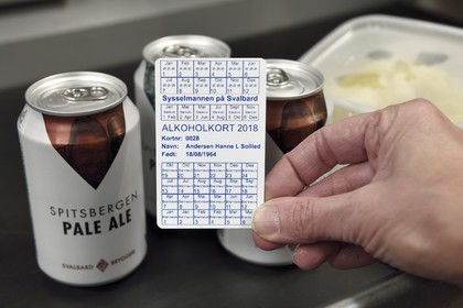 Norvège, Svalbard, Spitzberg, Longyearbyen, le supermarché Svalbard dans la rue principale, carte de rationnement pour l'achat d'alcool pour les habitants