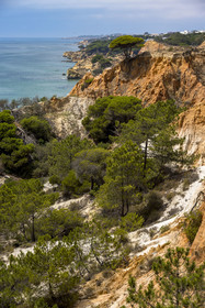 Portugal, Algarve, Olhos de Agua, la plage de Praia da Falésia surplombée par ses falaises rouges