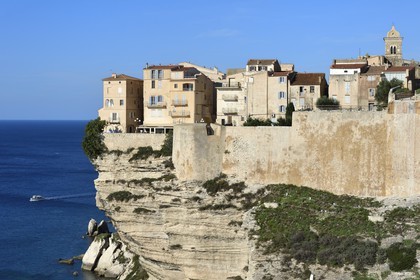 France, Corse-du-Sud (2A), Bonifacio, la vieille ville ou Haute Ville perchée sur des falaises de calcaire de plus de 60 mètres de haut