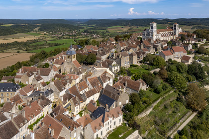 France, Yonne (89), parc naturel régional du Morvan, Vézelay, classé au Patrimoine Mondial de l'UNESCO, labellisé Les Plus Beaux Villages de France, point de départ de l'une des principales voies de pèlerinage de Saint-Jacques-de-Compostelle, la colline et la basilique Sainte-Marie-Madeleine (vue aérienne)